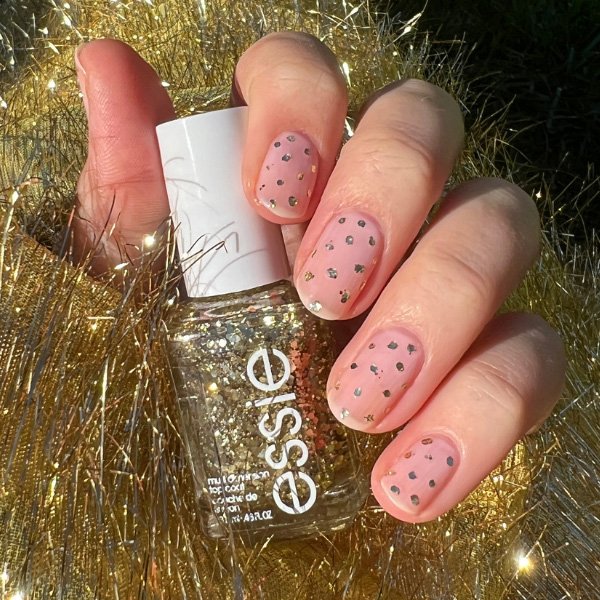 holiday nail showdown - essie hq edition: reds vs. metallics